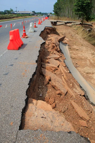 Superfície de corte de asfalto estrada estrutura interna vasculhando por wate — Fotografia de Stock