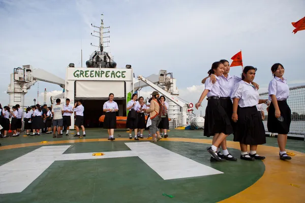 BANGKOK TAILANDIA - 27 de junio Joven estudiante no identificado caminando en el barco esperanza de la organización ecologista internacional greenpeace en el puerto de Bangkok el 27 de junio de 2013 en Bangkok, Tailandia —  Fotos de Stock