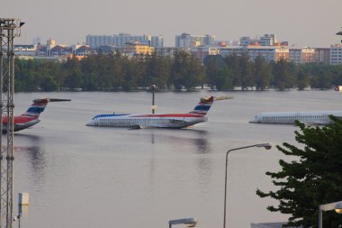 bangkok alanların etrafında donmaung Havaalanı Bangkok-Kasım 8:flood vuruyor, beklenen, uçak daha yüksek su seviyeleri taşkın tarafından 8 Kasım 2011 bangkok etkilenen