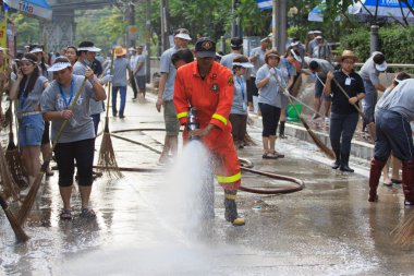 Bangkok Tayland - nov21: kimliği belirsiz kişi gitmek için phaholyothi