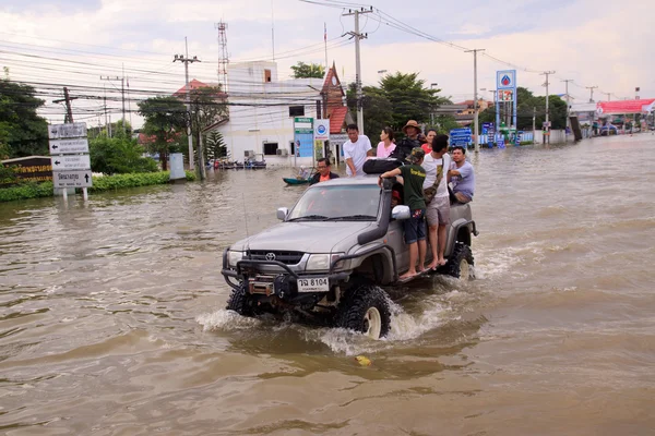 BANGKOK THAILAND - NOV 8: ao norte de Bangkok áreas cheias de águas de inundação níveis mais elevados do que o esperado — Fotografia de Stock