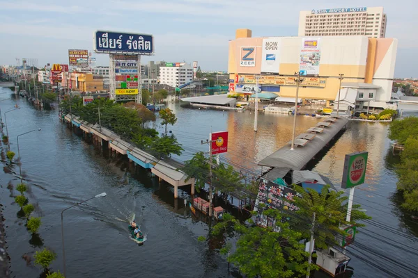 TAILANDIA DE BANGKOK - NOV 8: zonas al norte de Bangkok llenas de agua de inundación niveles más altos de lo esperado — Foto de Stock