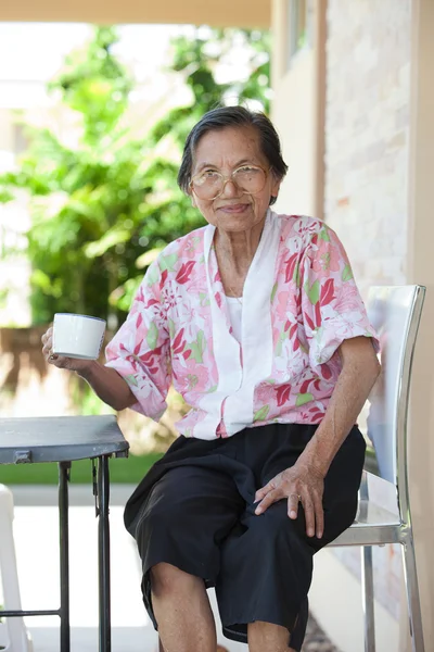 Mulher sênior setenta anos com boa vida saudável — Fotografia de Stock