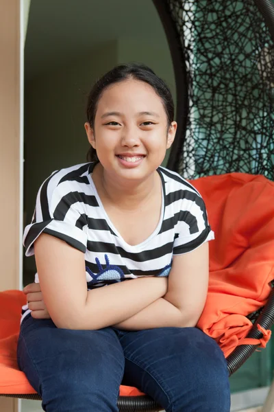 Cara de chica asiática toothy sonriendo con relajante emoción — Foto de Stock