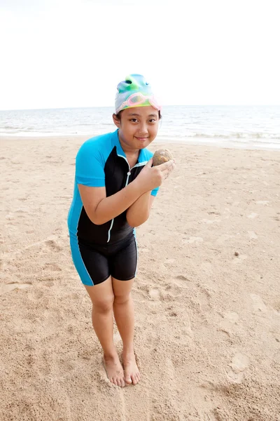 Ασιατικό κορίτσι παίζει με την άμμο στην παραλία — Φωτογραφία Αρχείου