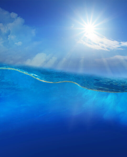 Под голубой водой с сияющим солнцем
