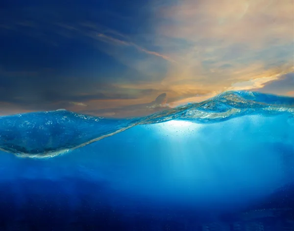 Sous l'eau claire avec un beau ciel dramatique au-dessus de l'utilisation pour un fond naturel polyvalent — Photo