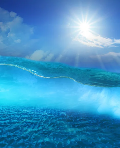 Sotto acqua di mare limpida con sole che splende cielo e terra duna di sabbia — Foto Stock