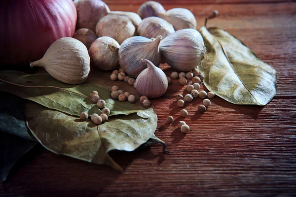 Estilo de comida oriental especia seca hierba ajo cebolla roja pimienta blanca hojas secas en la mesa de madera — Foto de Stock