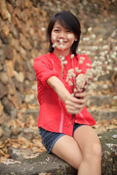 Femme tenant des fleurs sèches dans sa main — Photo