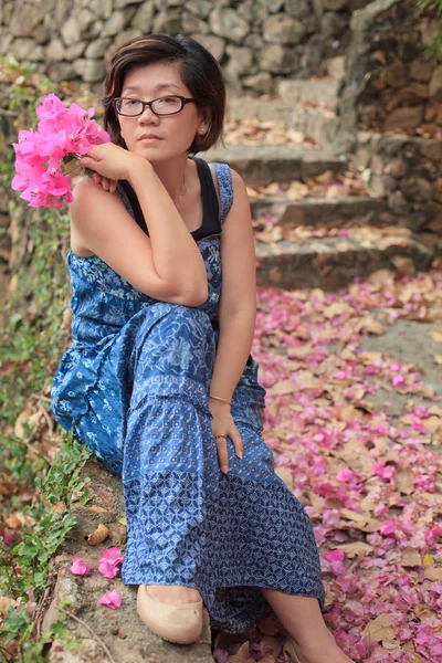 Mulher asiática com buquê de flores rosa em sua mão — Fotografia de Stock