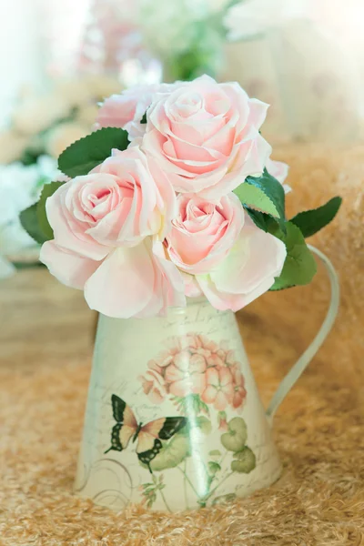 Artificial roses bouquet flowers arrange for decoration in home — Stock Photo, Image