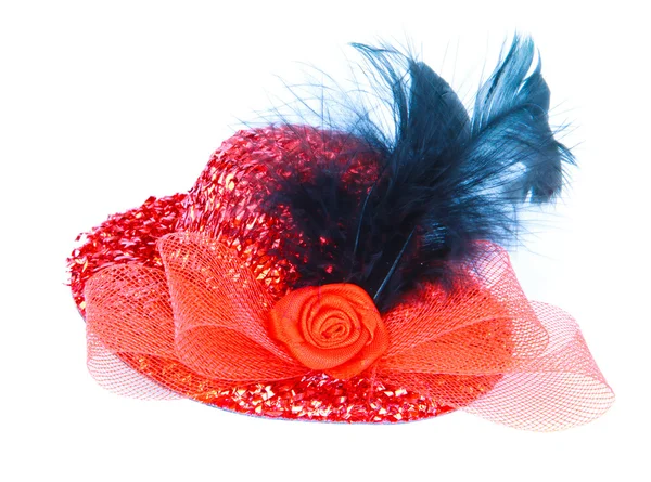 Chapéu vermelho com rosa vermelha e penas de pássaros — Fotografia de Stock