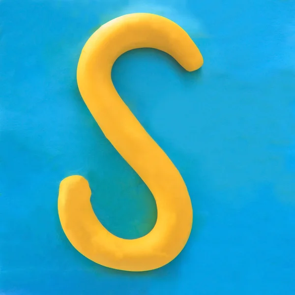Gele klei alfabet brief s — Stockfoto