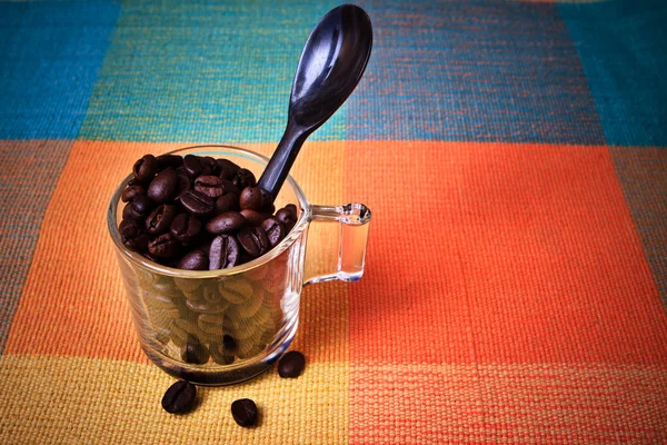 Café asado playa en vaso de chupito en ropa de colores —  Fotos de Stock
