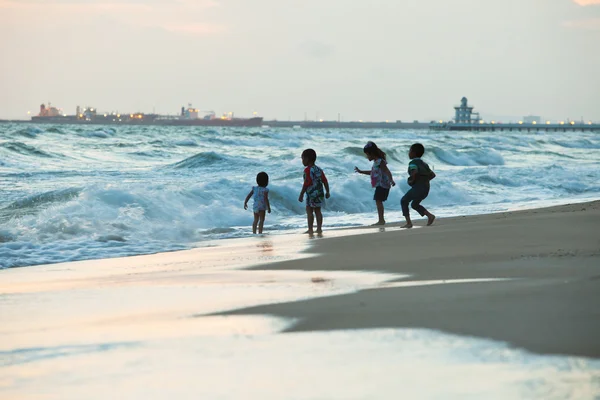 Children running to the sea — Stock Photo, Image