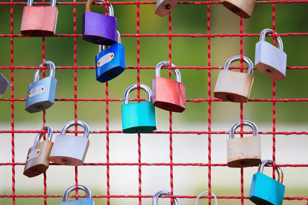 Key lock on steel net fence with shallow depth of field — Stock Photo, Image