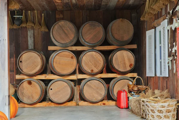 Резервуар из дубовой древесины, сложенный в винодельне — стоковое фото
