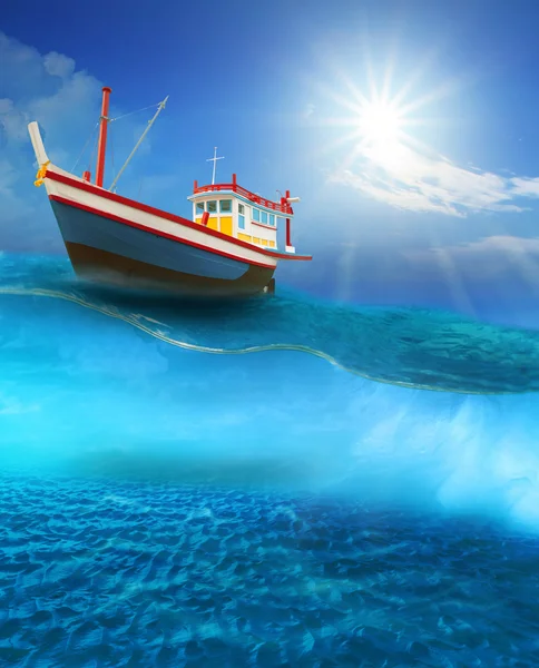 Рибальський човен плаває на блакитній морській хвилі з сонцем, що сяє на блакитному небі — стокове фото