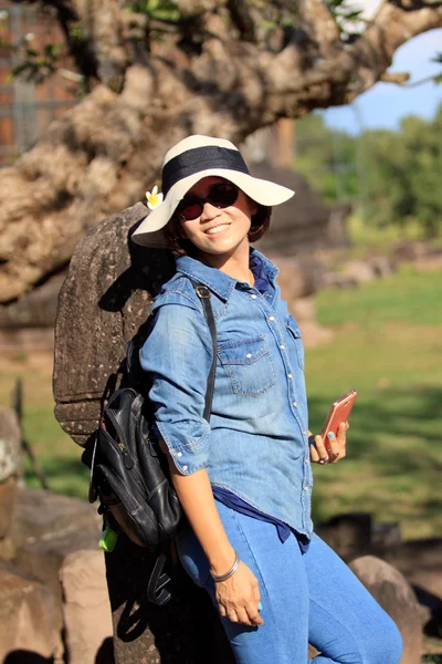 Asiatische Frau posiert draußen — Stockfoto