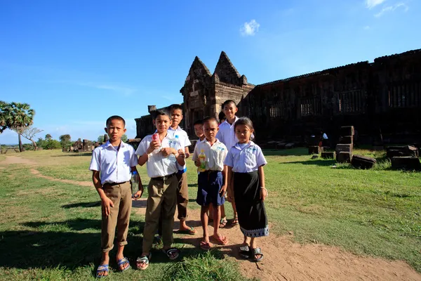 Champasak Laos - Nov21 - group of unidentified boy and girl Laos student standing in front of Prasat Wat Phu important of Laos world heritage site in southern of Laos on Nov21, 2013 in Champasak Laos — Stock Photo, Image