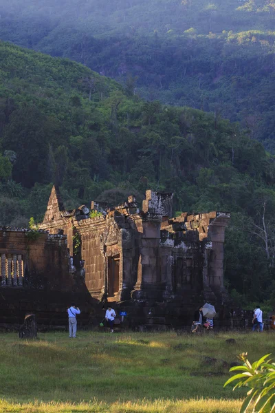 Champasak laos - nov21 - Grupa turystyczna stałego i wziąć ph — Zdjęcie stockowe