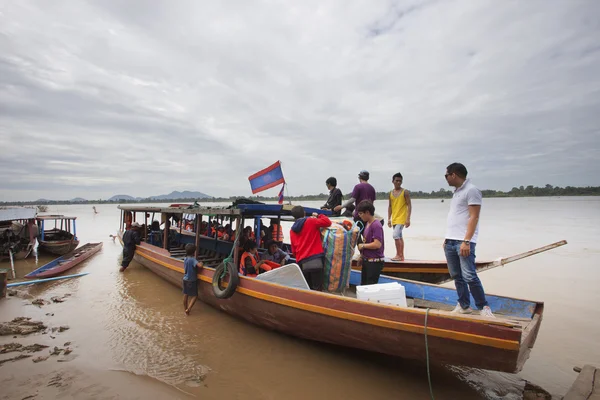 Champasak Laos: 22 de noviembre: grupo de turistas en el barco de pasajeros en el río Mekong preparándose para ir por la borda en el suelo Liphi —  Fotos de Stock