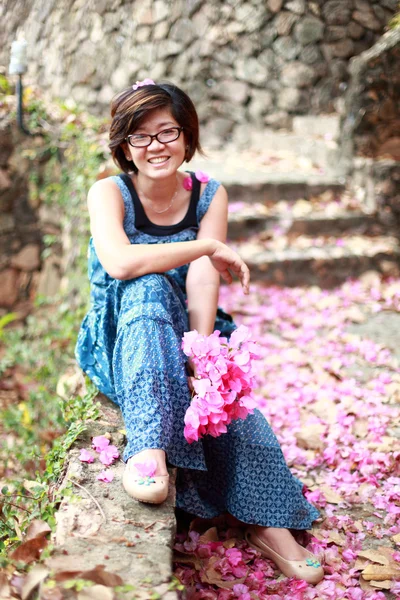 Asiática mujer con rosa ramo de flores en su mano oliendo a cam —  Fotos de Stock