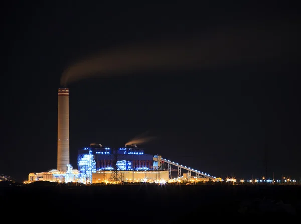 Industria pesante in zona industriale e bel cielo drammatico crepuscolo di un uso giorno per l'industria e l'ambiente verde — Foto Stock