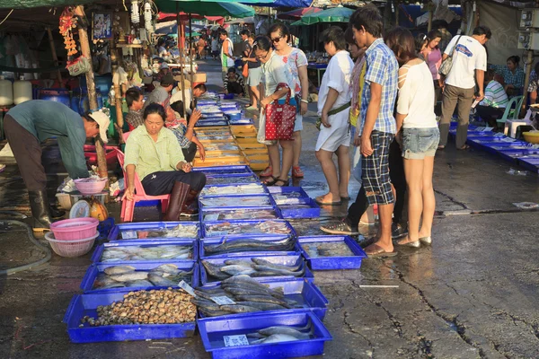 Les gens au marché aux poissons — Photo