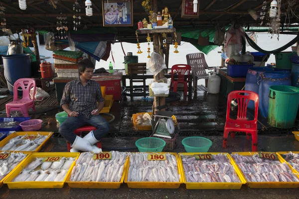 Les gens au marché aux poissons — Photo