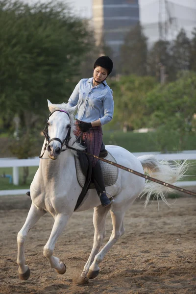 BANGKOK THAÏLANDE : 27 février : une jeune femme non identifiée s'entraîne à monter à cheval dans un champ d'équitation le 27 février 2013 à Bangkok, Thaïlande — Photo