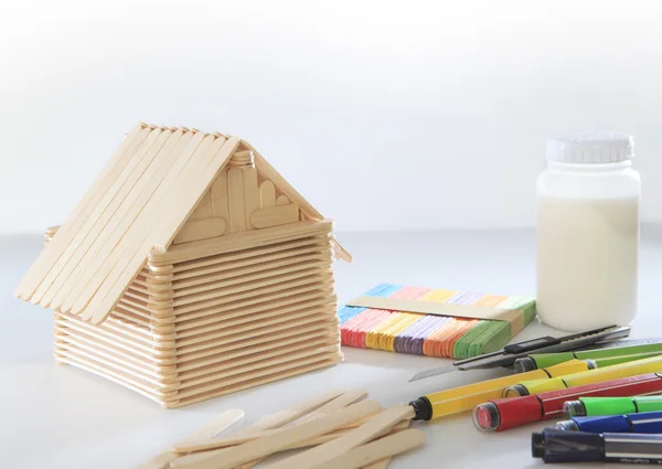 Casa in legno di ghiacciolo su sfondo bianco uso per bambini — Foto Stock