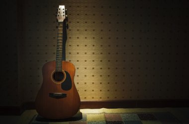 dosya eski gitar duvar karşı