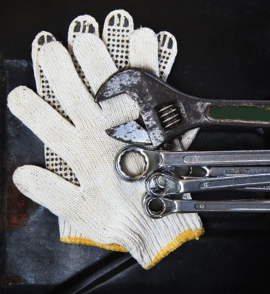 Somun anahtarları, sıhhi tesisat ve mekanik eldiven dark metal geri hüzünlendiren — Stok fotoğraf