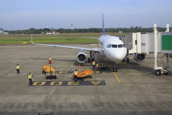 Ubon Ratchathani Thailand - nov21 - Flugzeug Parken auf thai airway — Stockfoto