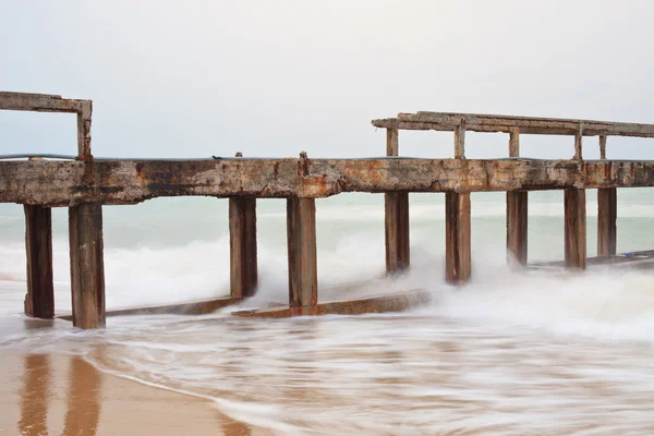 Ponte destruída e um mar — Fotografia de Stock