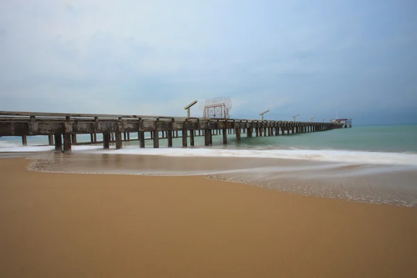 破壊橋および海 — ストック写真