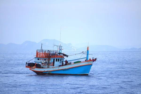 Thai balıkçı teknesi görev orta denizde yüzen — Stok fotoğraf