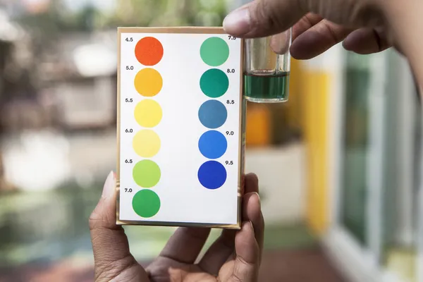 Bestand van hand hebt water ph test vergelijken kleur in testen — Stockfoto