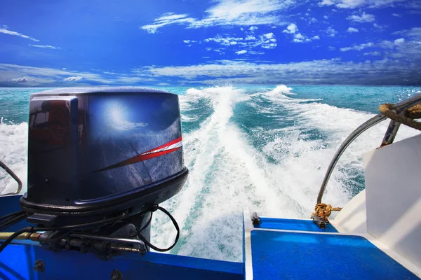 Hátsó kilátás sebesség csónak ellen, tiszta kék tenger víz futás — Stock Fotó