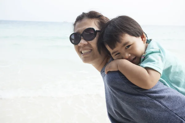 Mãe e criança relaxante emoção na praia de areia usar para um bom estilo de vida saudável mãe solteira e tema de família — Fotografia de Stock