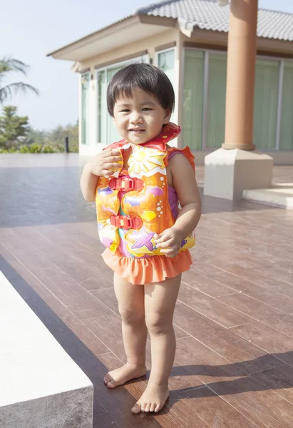 Lime jeune enfant portant gilet de sauvetage debout à la maison terrasse — Photo