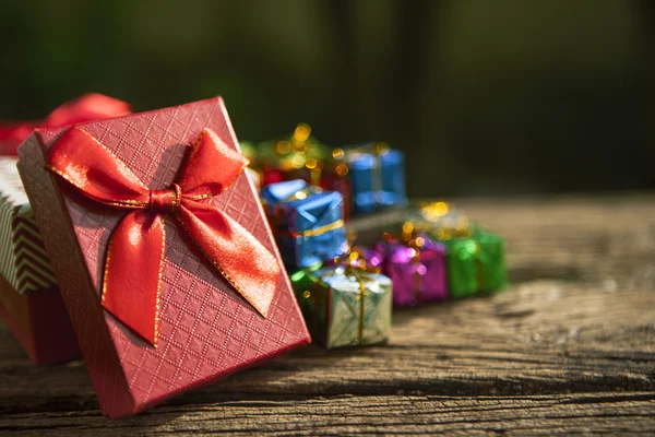 Rode giftdoos op oude houten vloer voor multifunctionele geschenk festival — Stockfoto