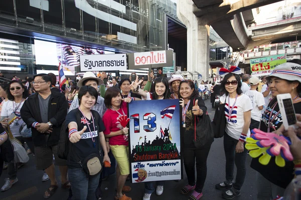 Bangkok Tailândia-13 de janeiro protestante do governo tailandês mobbing por shu — Fotografia de Stock