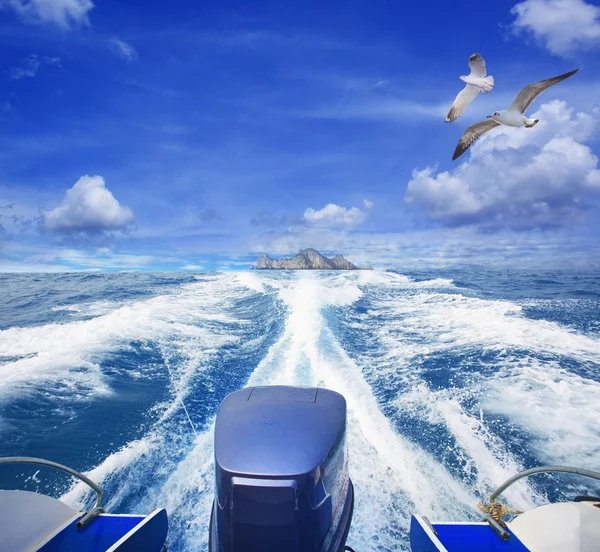 Lancha de velocidade que corre do uso solitário da ilha para viajar, viagem va — Fotografia de Stock