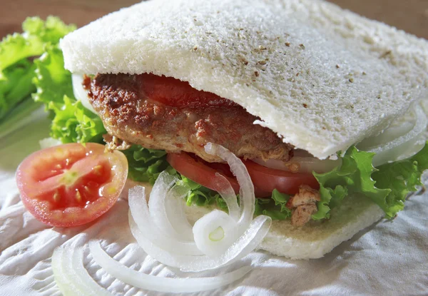 Smažené maso sendvičový chléb s zelené zeleniny rajčaty a cibulí — Stock fotografie