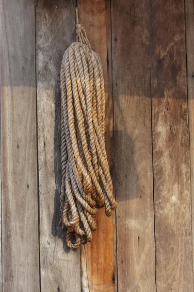 Rope on wood wall — Stock Photo, Image