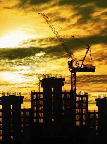 Silhouette de la grue et la construction du bâtiment et le coucher du soleil ciel wi — Photo