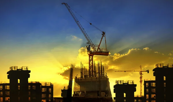 Building and crane construction site against beautiful dramatic — Stock Photo, Image